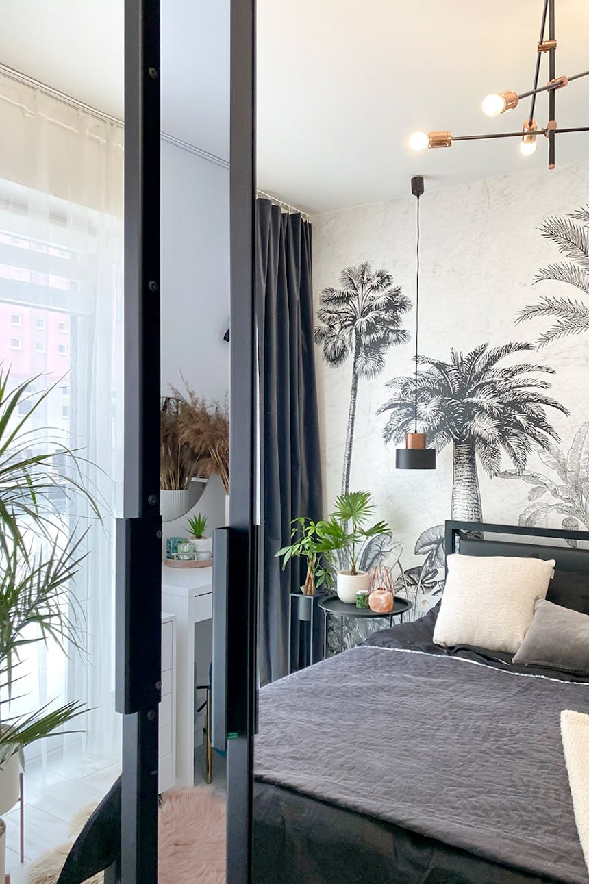 An der Tür montierter Metallgriff mit Spiegel in einem Metallrahmen