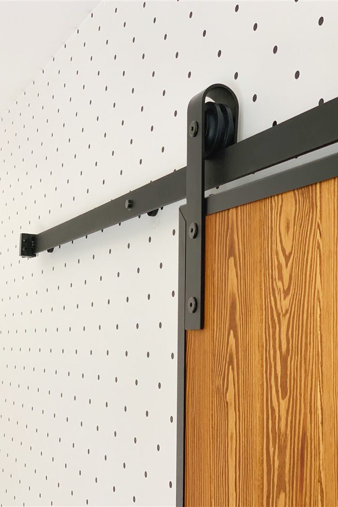 système coulissant noir pour portes en bois de style loft