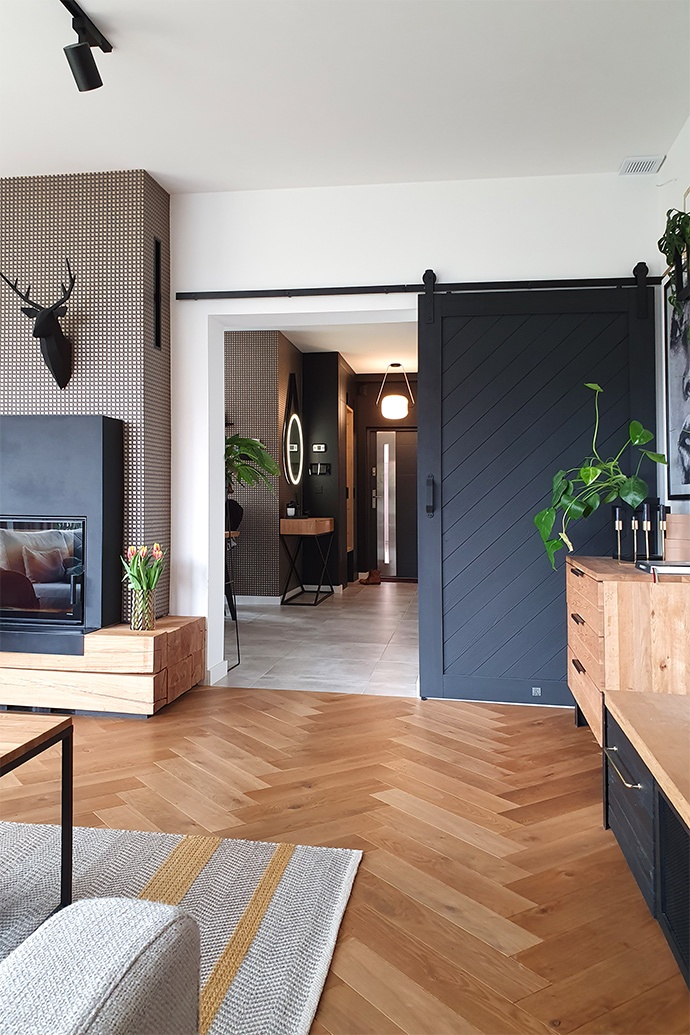 Parkettboden im Wohnzimmer, Fischgrätenboden, Holz mit Metallelementen, Schiebetüren im Wohnzimmer