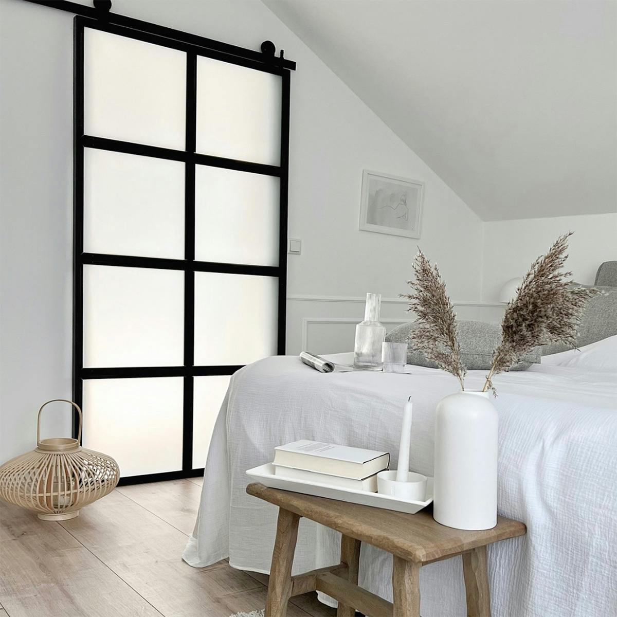 Loft-Schiebetüren mit Glas im Schlafzimmer im Dachgeschoss