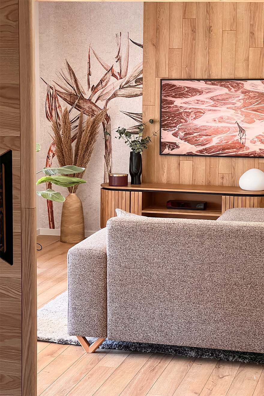 sandfarbenes Sofa und dekorative Tapete im Wohnzimmer