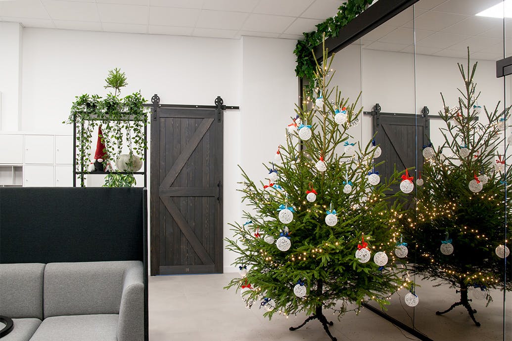portes coulissantes en bois massif noir contre un mur blanc dans un agencement de bureau