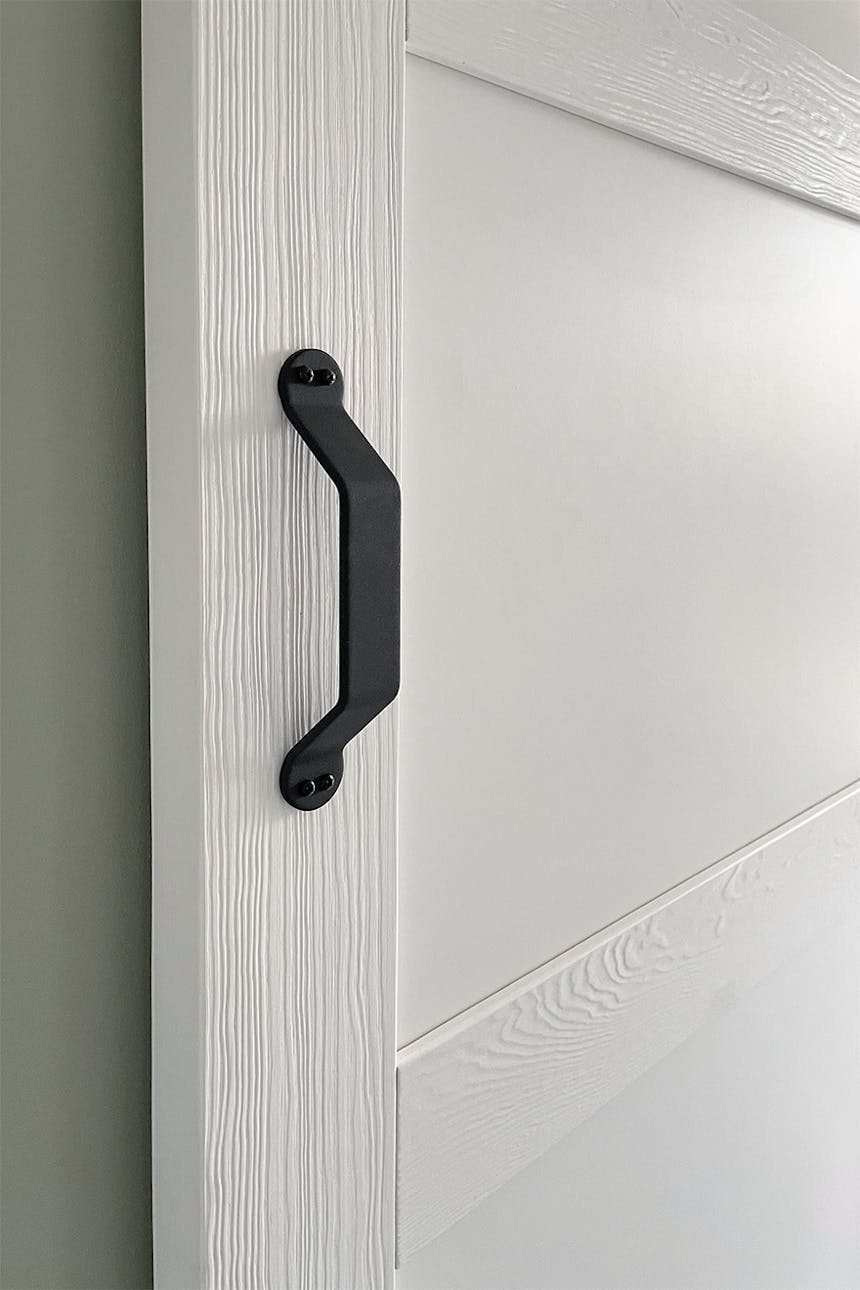 schwarzer Schiebetürgriff, weiße Massivholzschiebetür, tief gebürstete Massivholztür