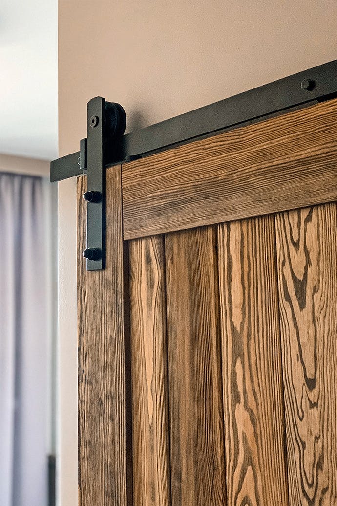 système coulissant noir pour portes coulissantes en bois