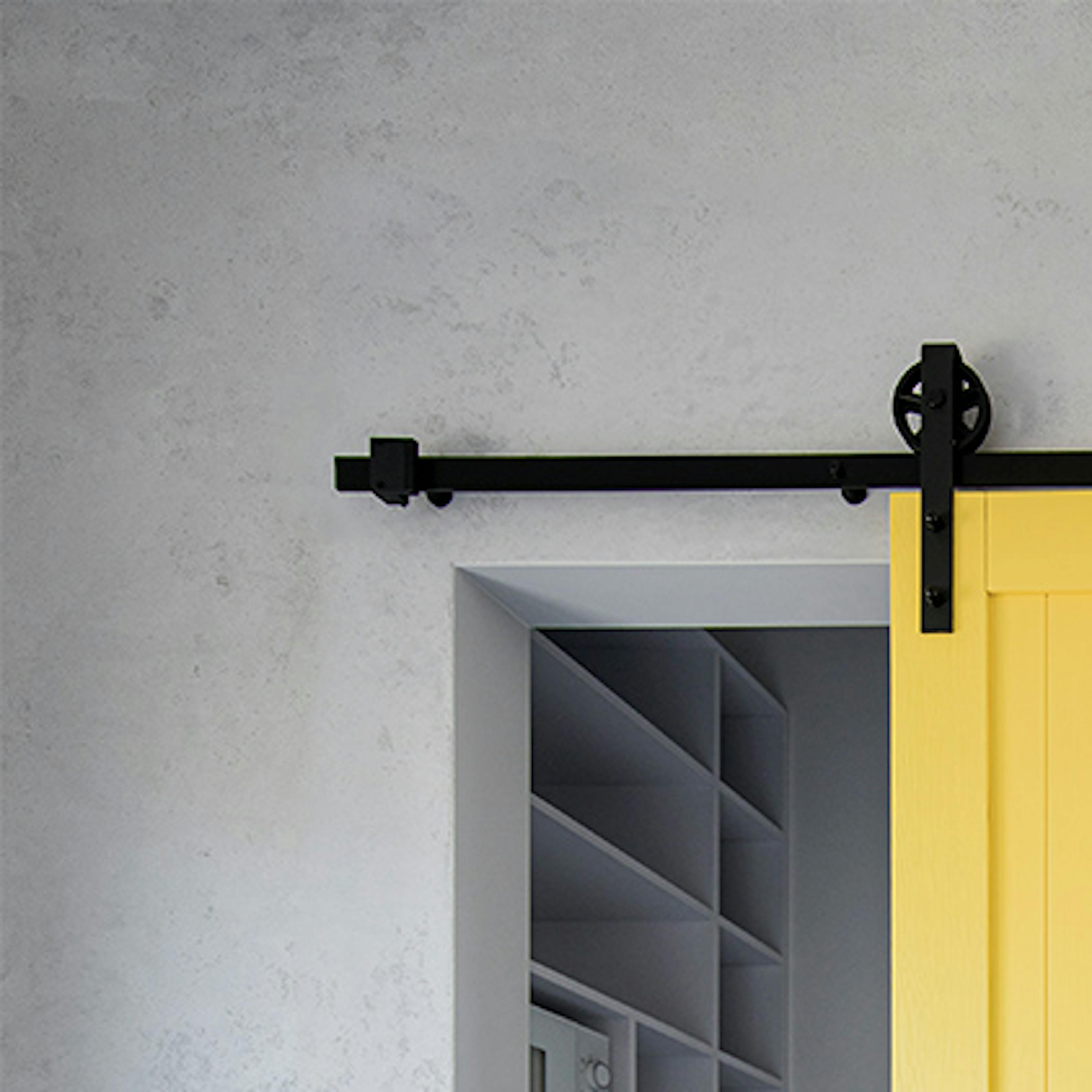 porte coulissante jaune à un garde-manger dans une cuisine moderne