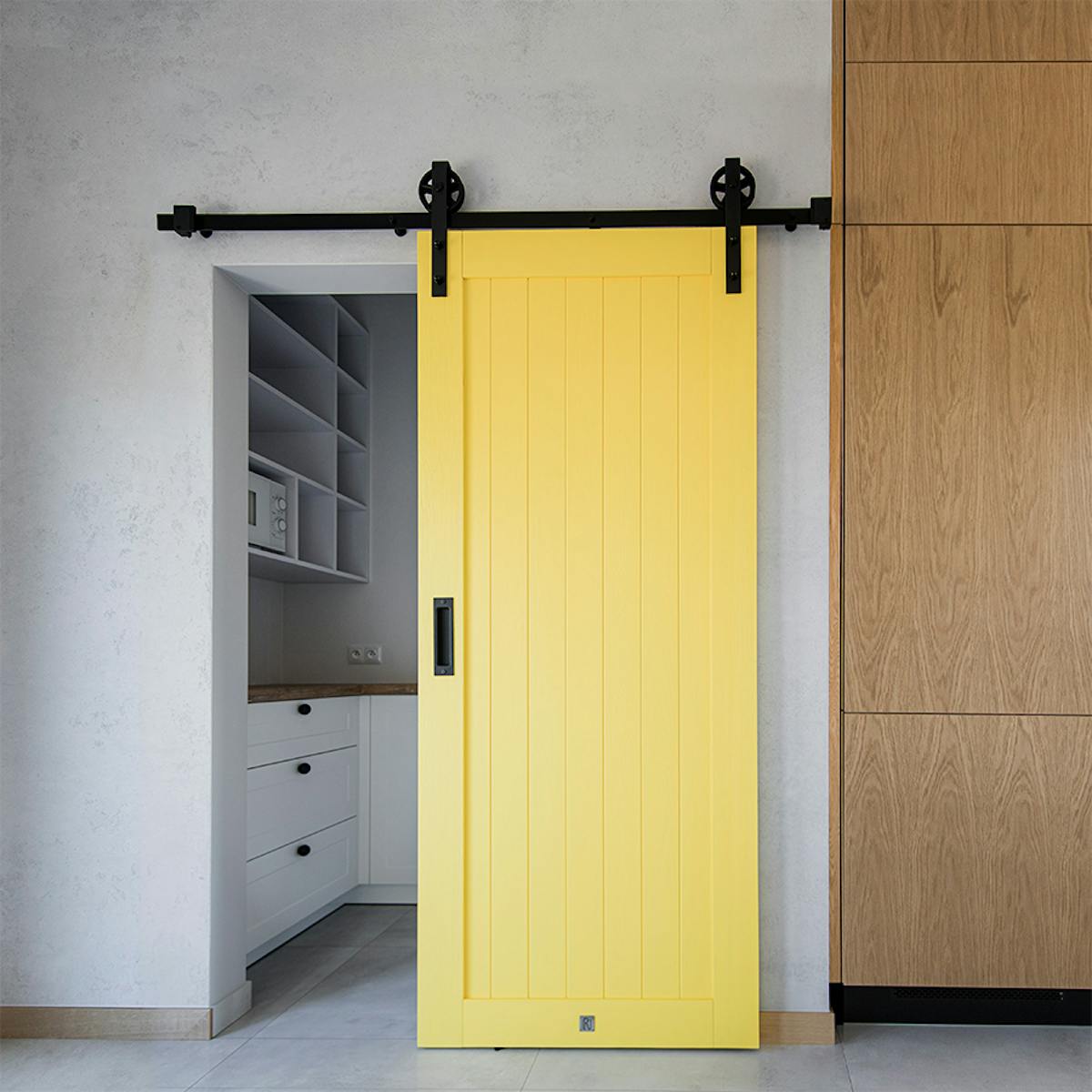 gelbe Schiebetüren, Schiebetüren in der Küche, Schiebetüren zur Speisekammer, gelbe Türen, moderne Küche, Küche mit Speisekammer