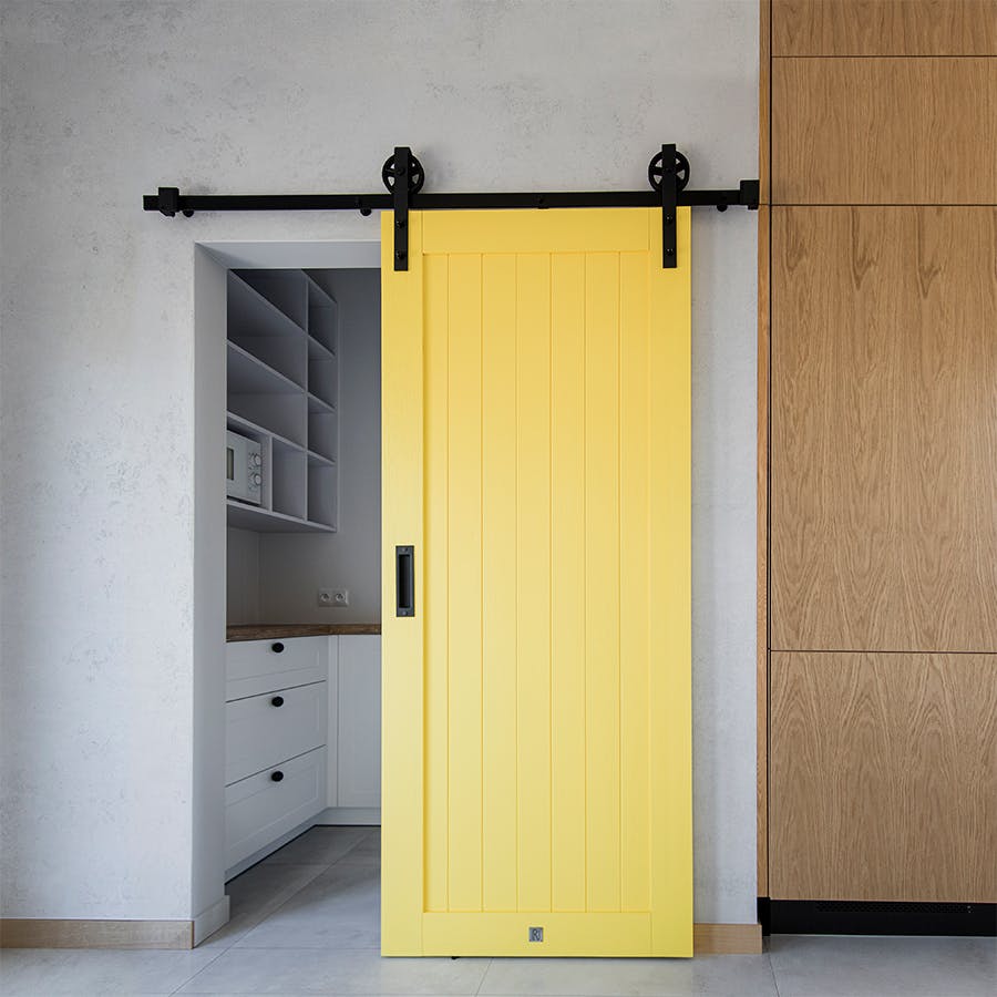 portes coulissantes jaunes, portes coulissantes dans la cuisine, portes coulissantes vers le garde-manger, portes jaunes, cuisine moderne, cuisine avec garde-manger