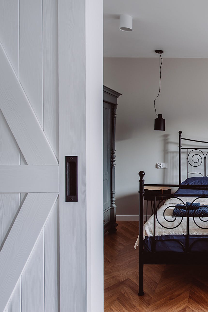 weiße Massivholztür