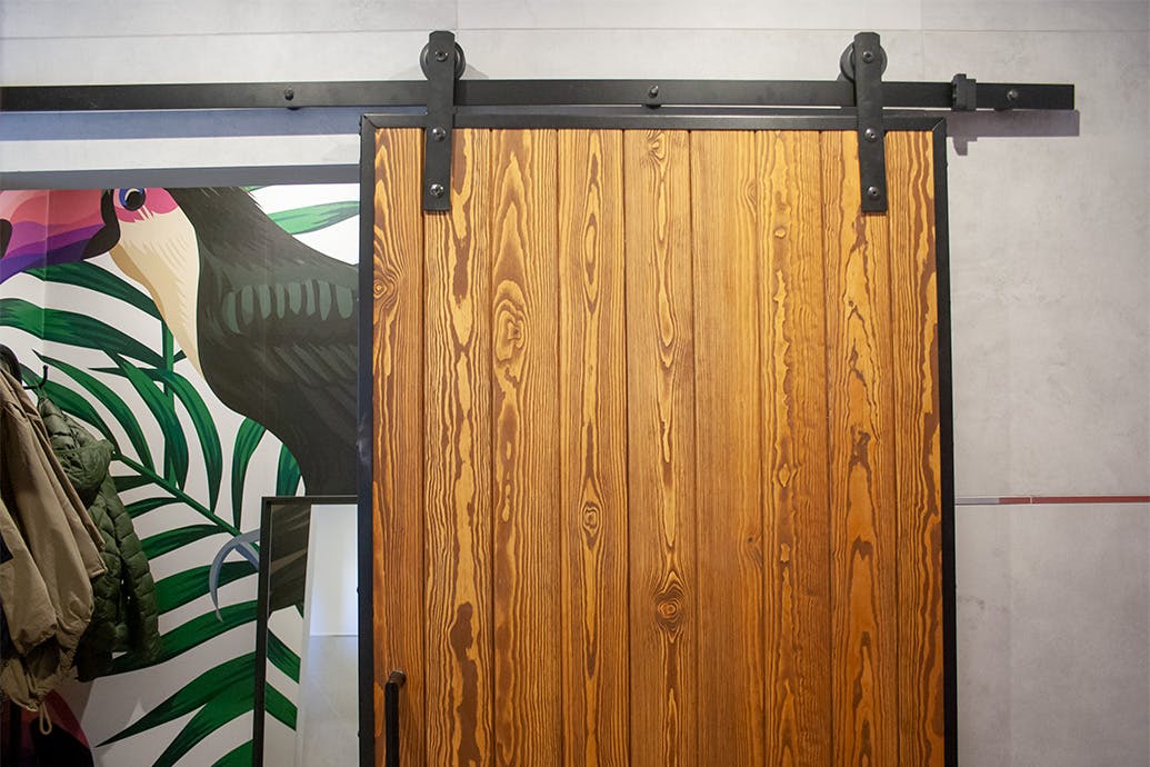 papier peint décoratif sur le mur du dressing derrière les portes coulissantes industrielles