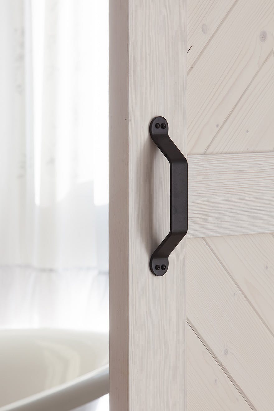 czarna klamka na białych drzwiach przesuwnych