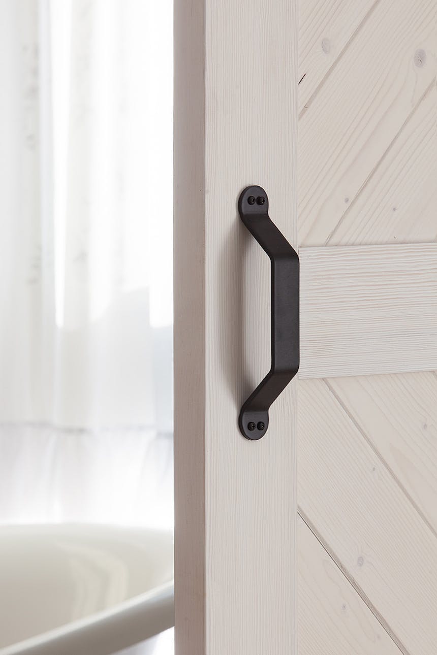 czarna klamka na białych drzwiach przesuwnych