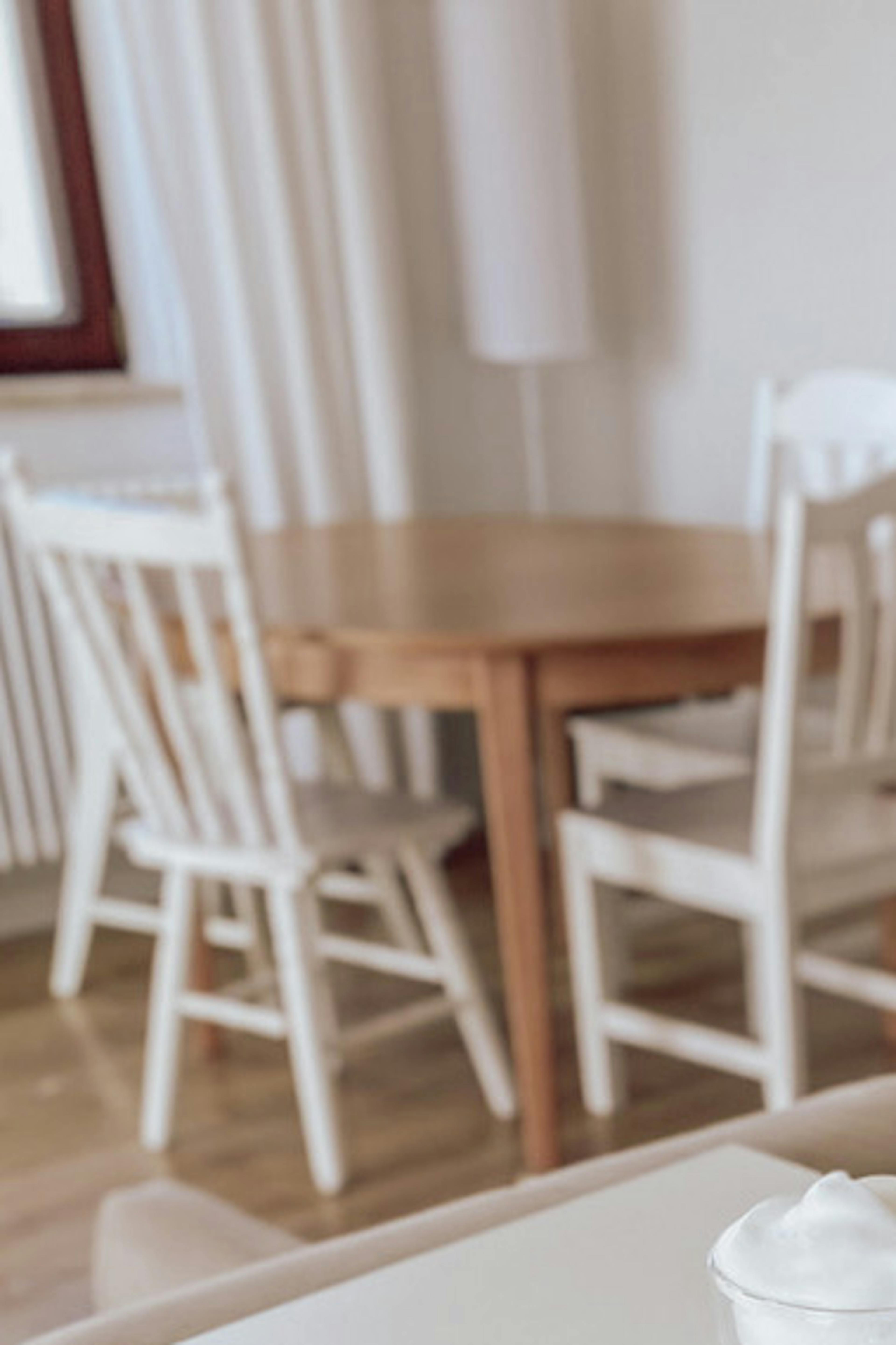 îlot de cuisine blanc dans une cuisine ouverte avec coin repas