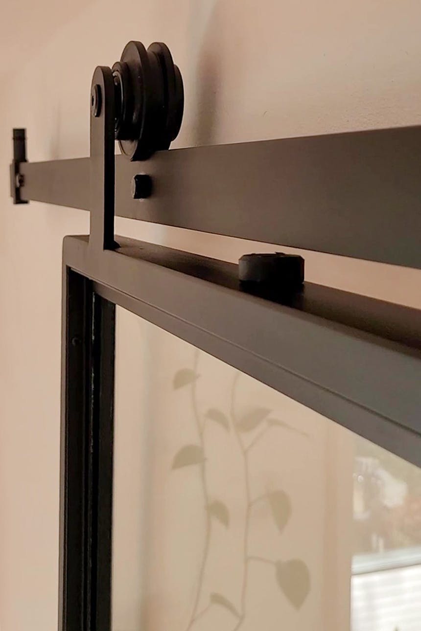 Glasschiebetür in einem Metallrahmen