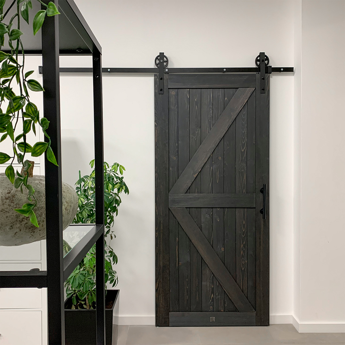 czarne drzwi przesuwne w biurze