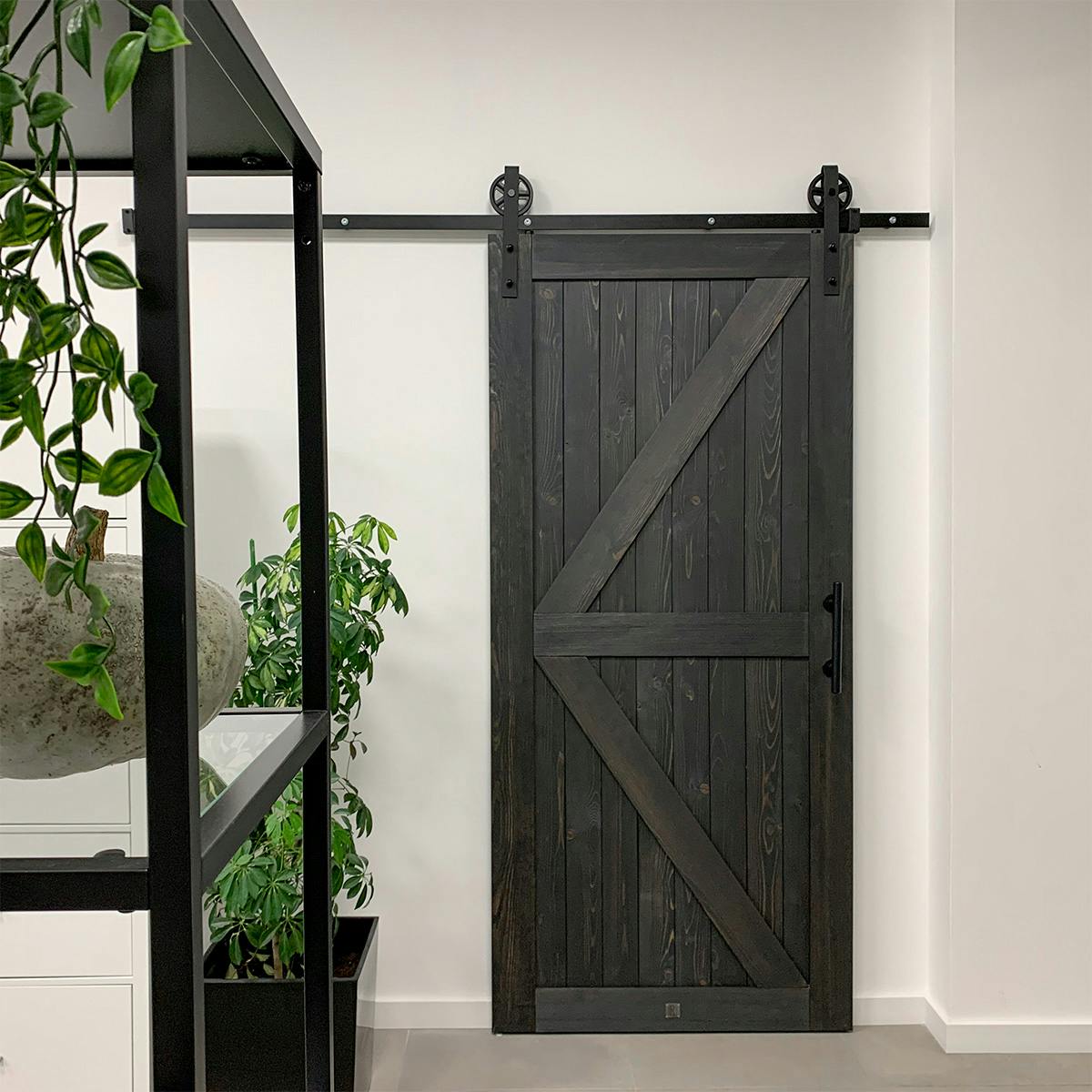 aménagement intérieur noir et blanc du bureau avec portes coulissantes