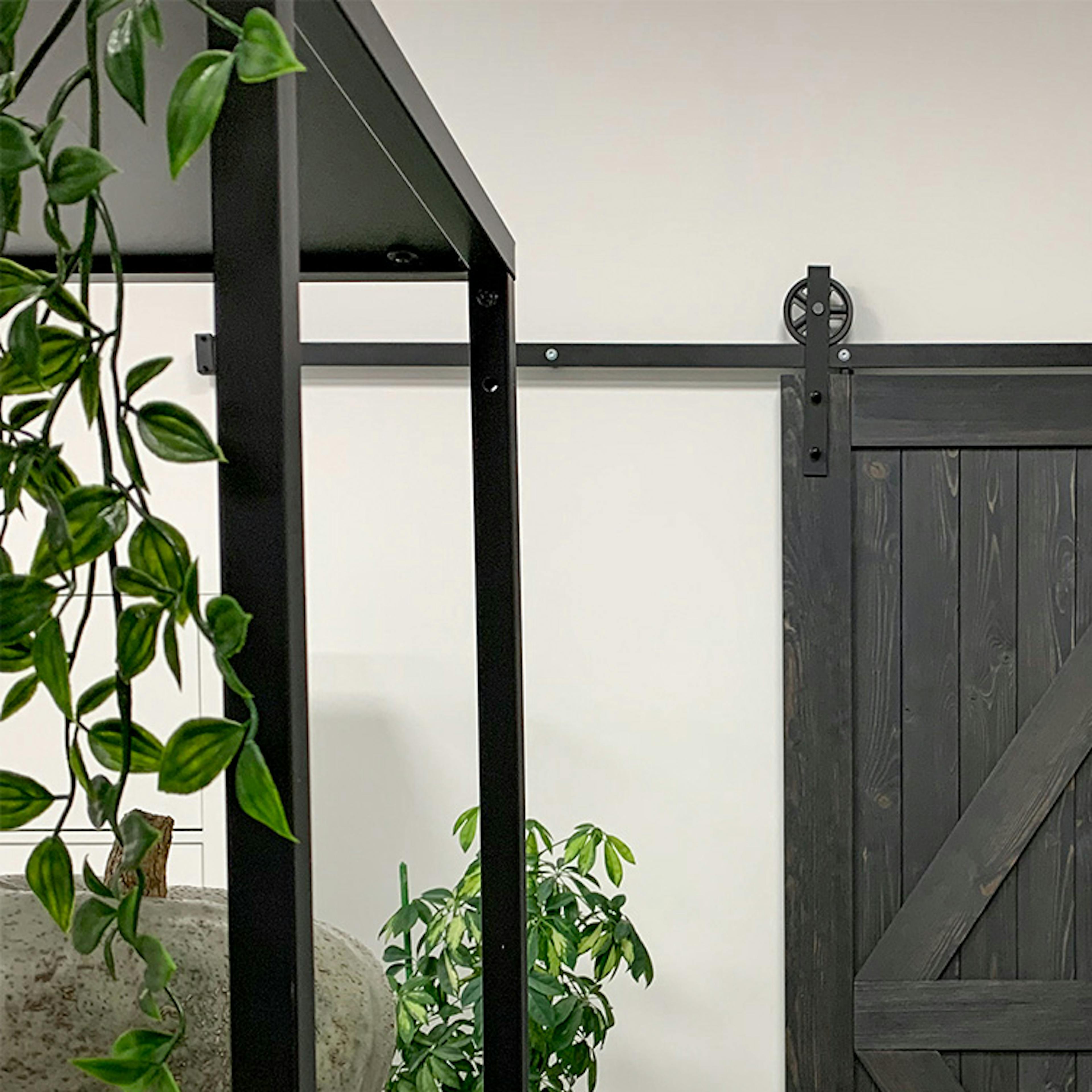 portes coulissantes en bois massif noir contre un mur blanc dans un agencement de bureau