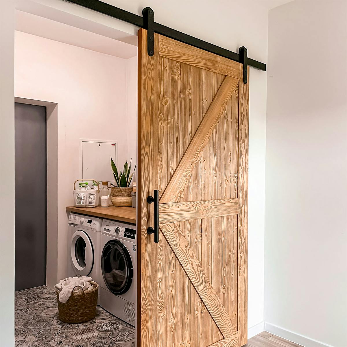 Holzschiebetüren im Eingang zur Waschküche