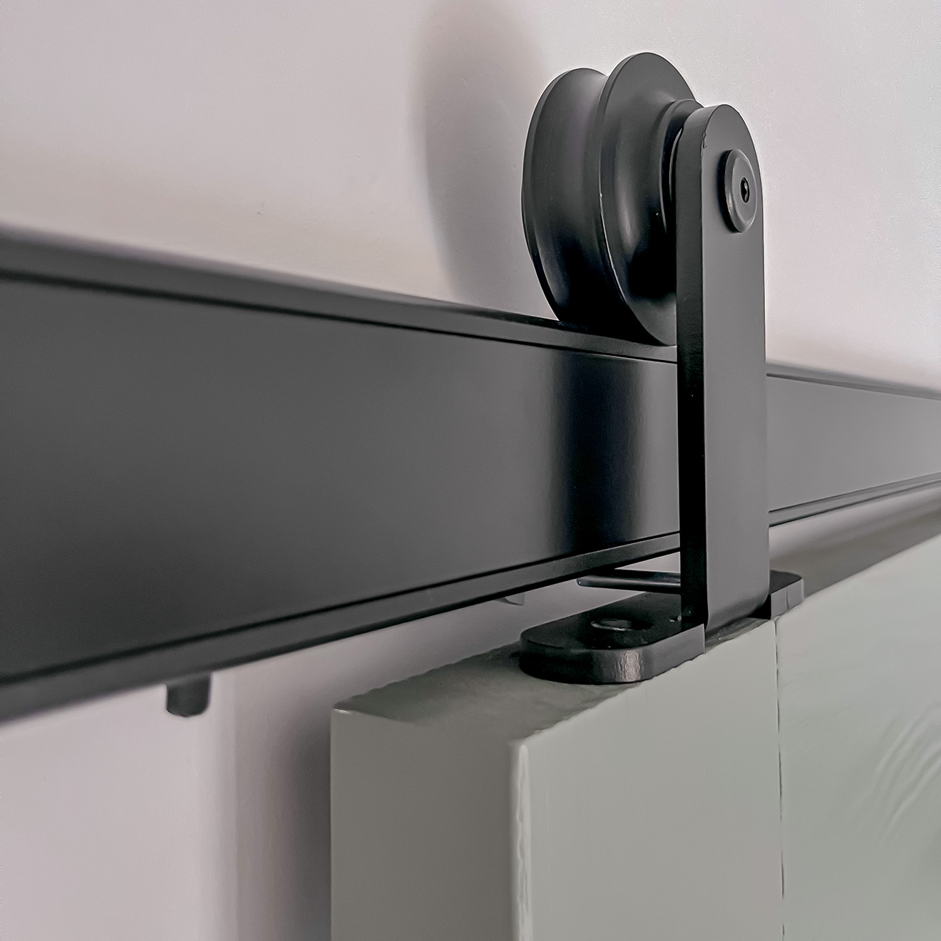 schwarzes Schiebesystem für Holztüren