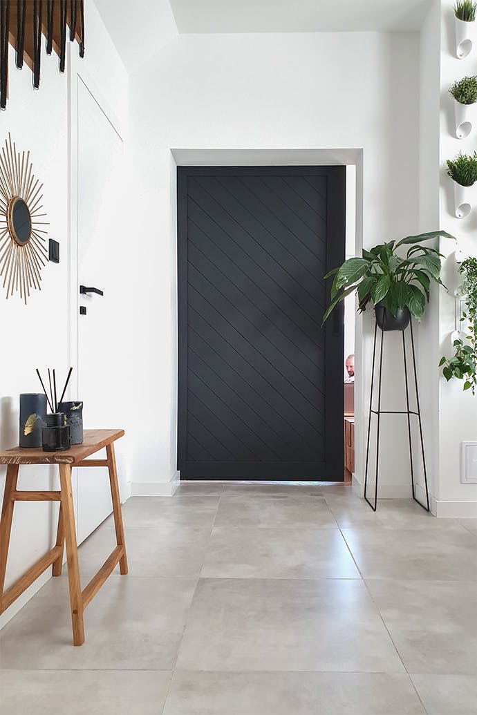 murs blancs et portes coulissantes noires dans le hall