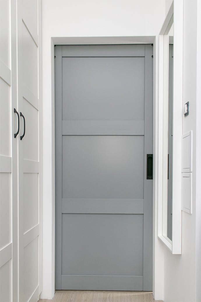 porte coulissante grise pour buanderie