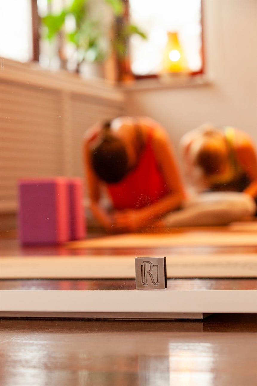 Schiebetür mit Spiegel in weißem Rahmen