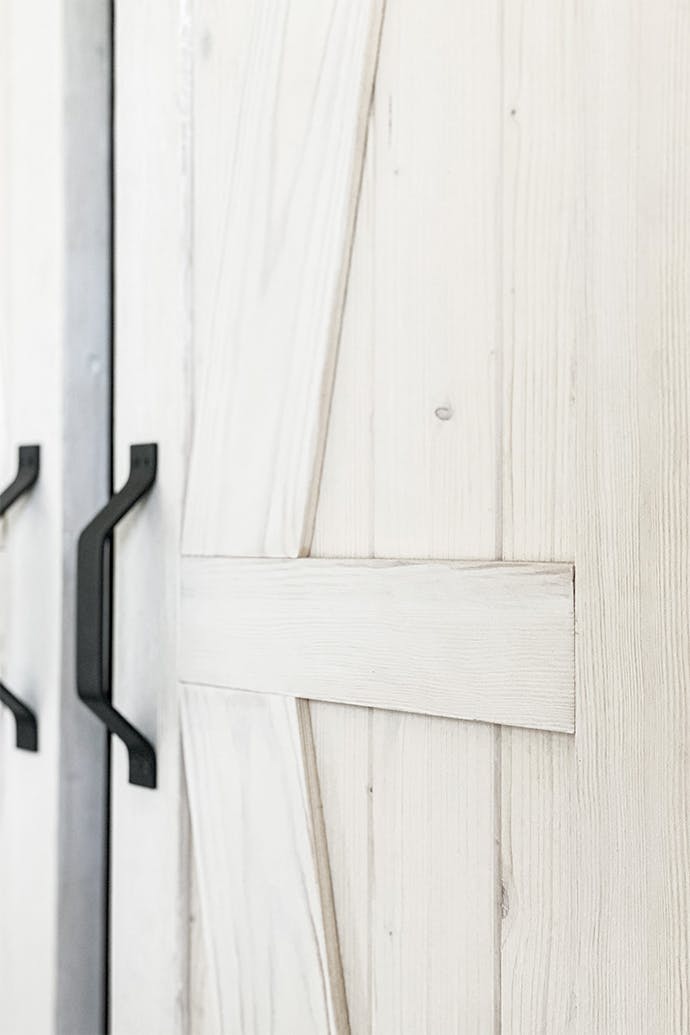 porte coulissante en bois massif blanc rustique