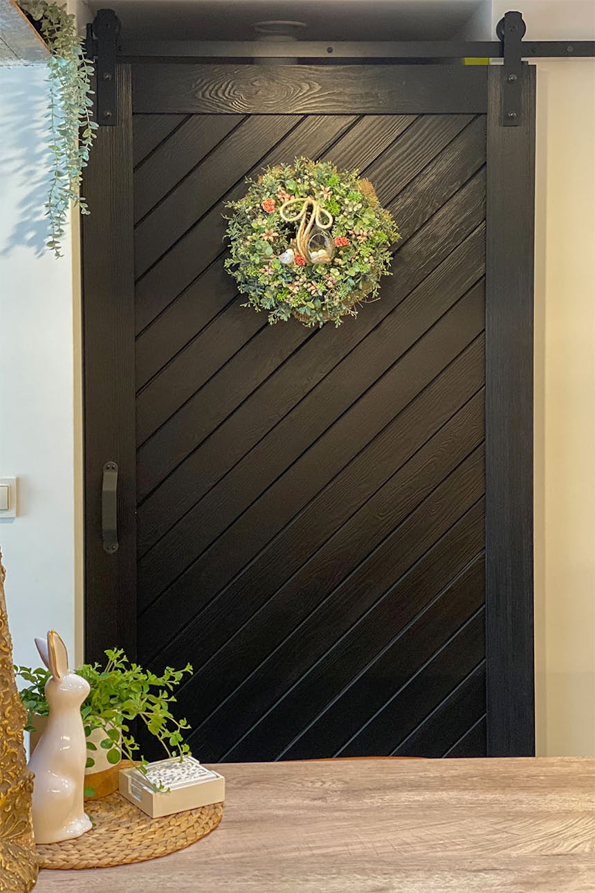 Schiebetür für Speisekammer, schwarze Holzschiebetür, Speisekammer in der Küche