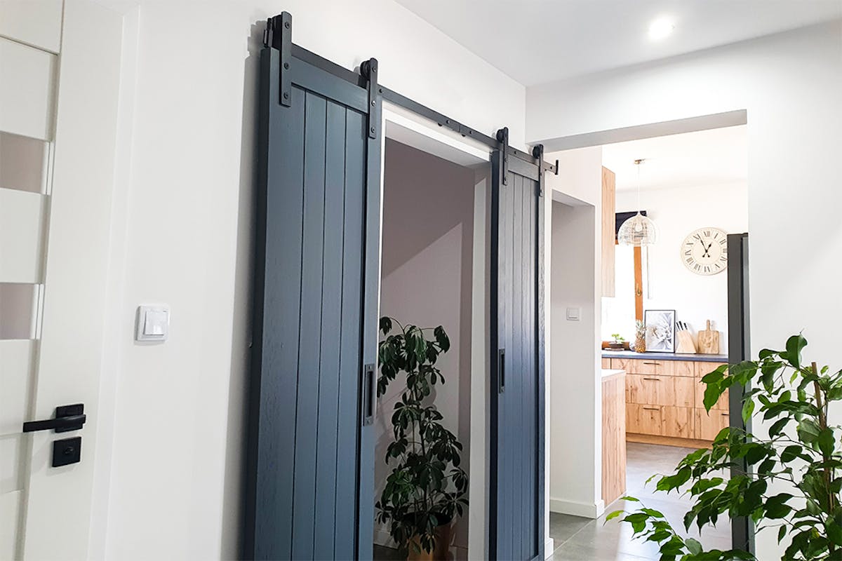 doubles portes coulissantes anthracite dans le vestibule d'une maison moderne