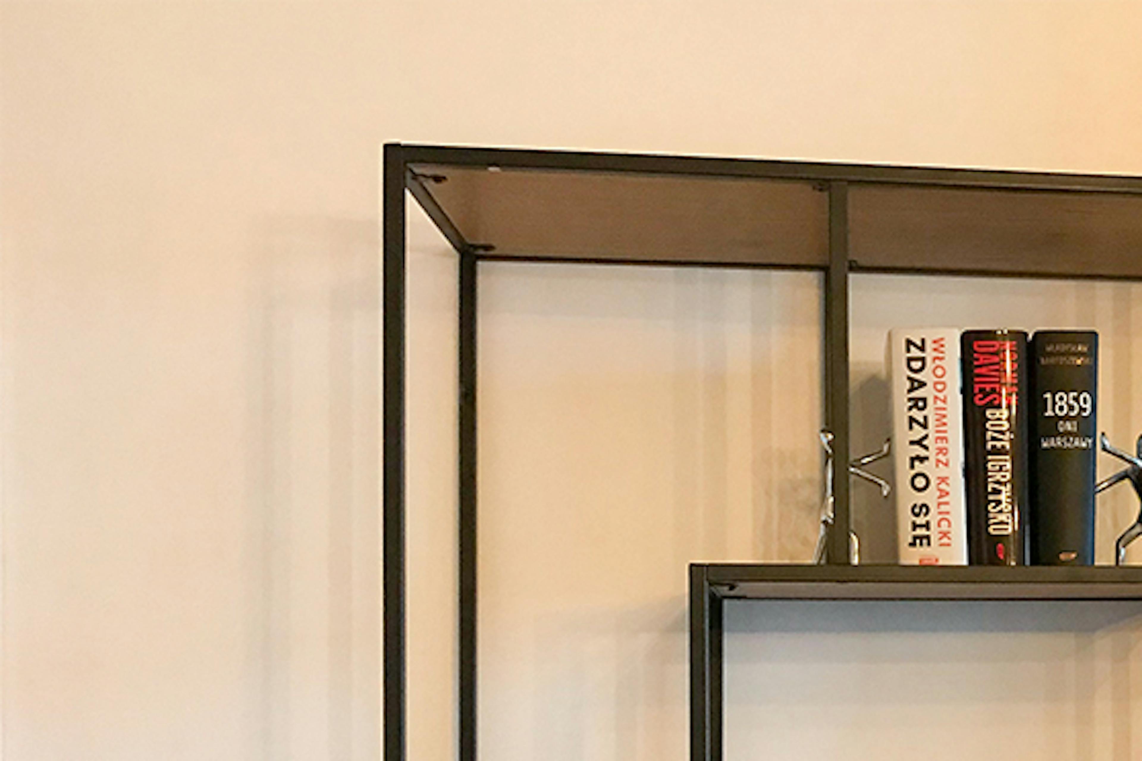 bibliothèque noire style loft