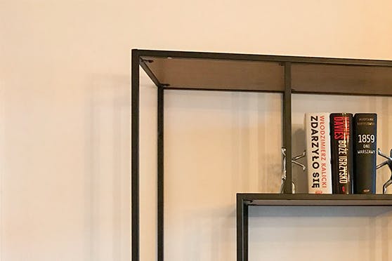 bibliothèque noire style loft