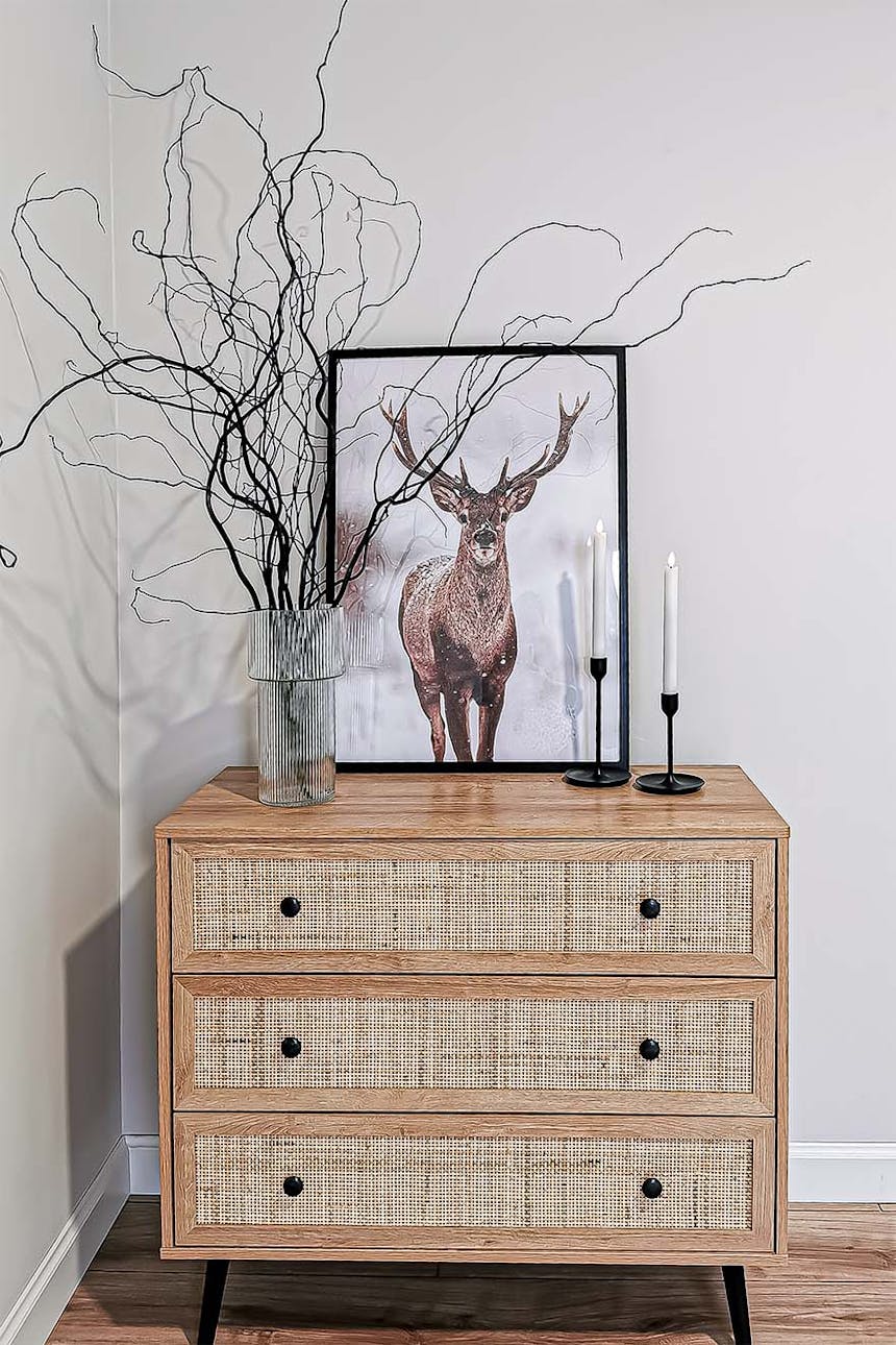 dekoracje na komodzie z szufladami z frontami rattanowymi