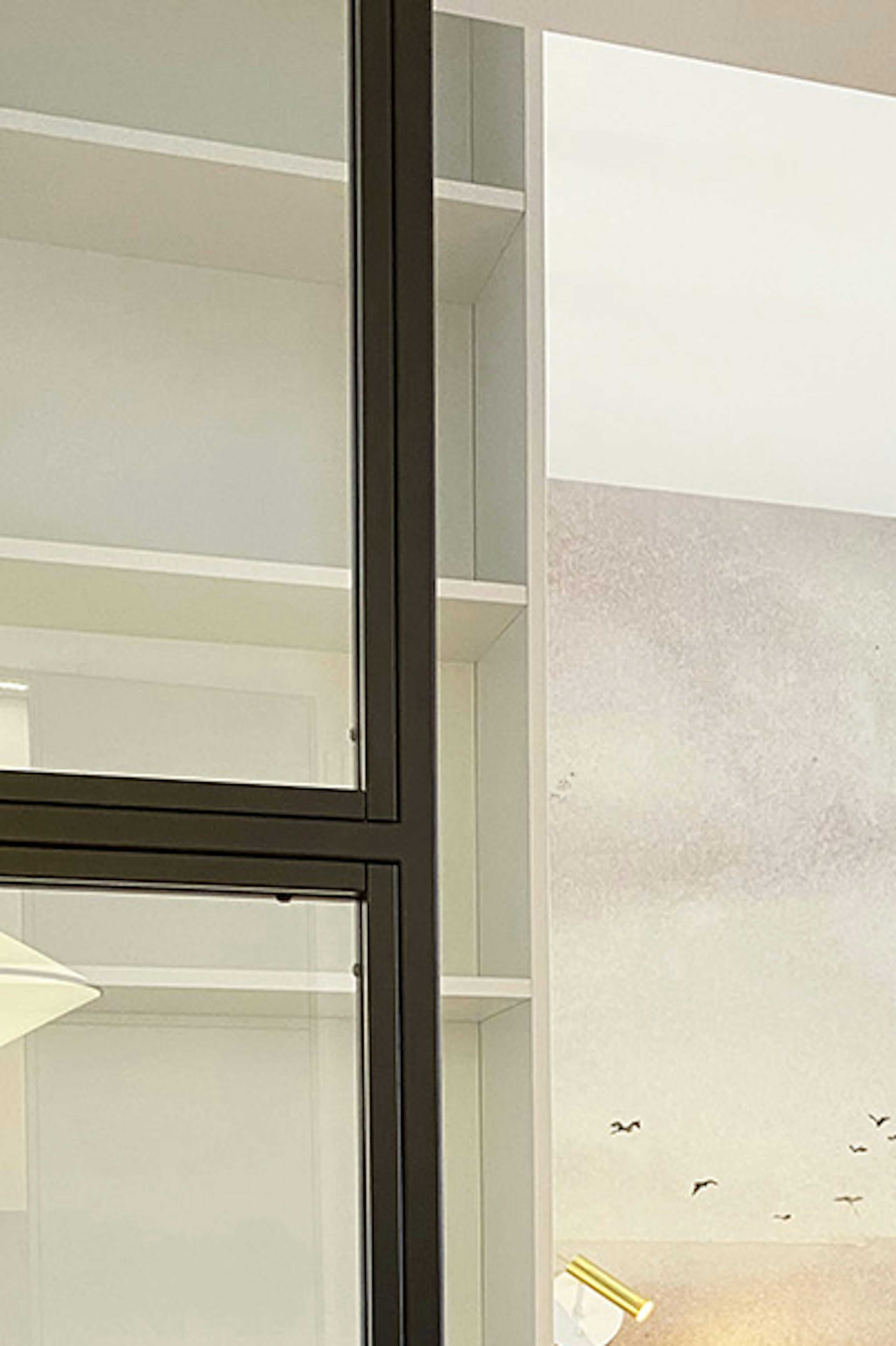 portes coulissantes en métal avec verre à l'entrée de la chambre d'un appartement moderne