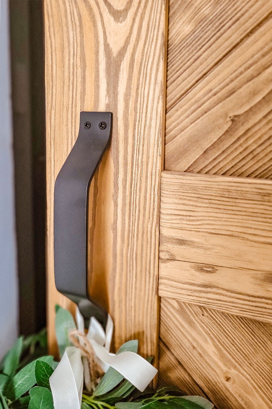 poignée noire sur porte en bois