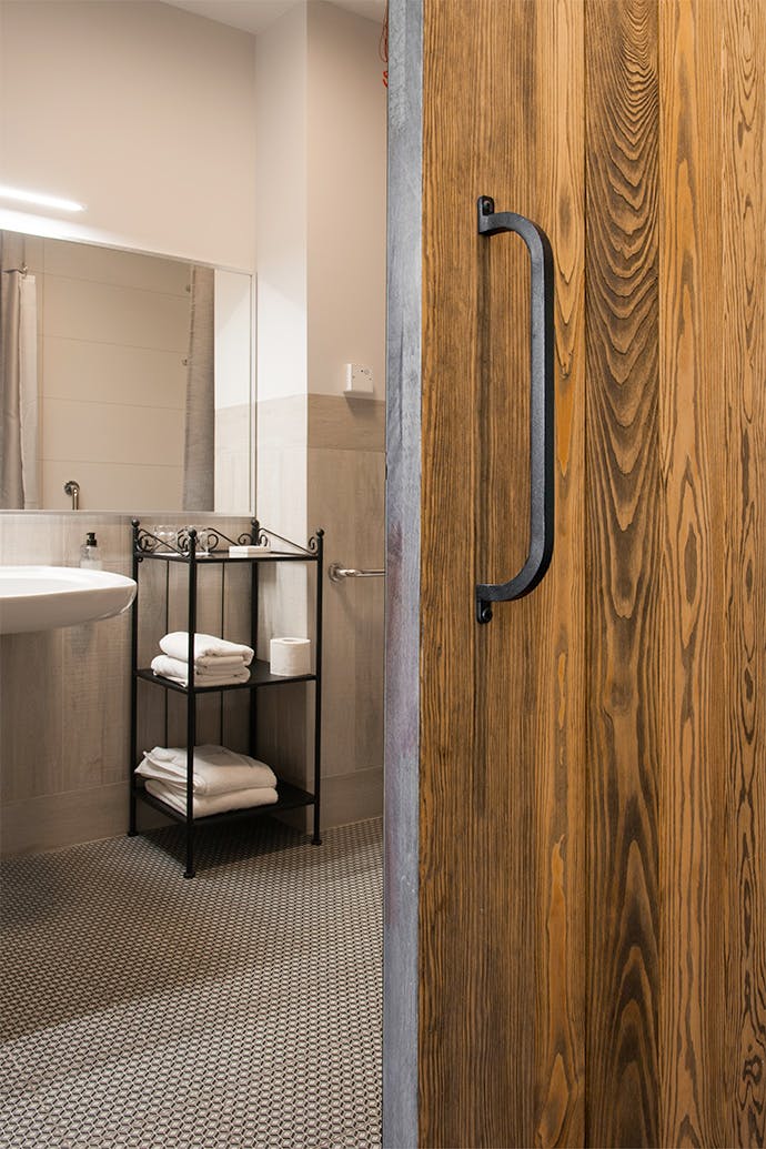 portes coulissantes en bois à l'entrée de la salle de bain