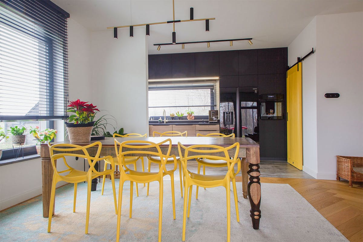 żółte krzesła przy drewnianym stole w nowoczesnym wnętrzu