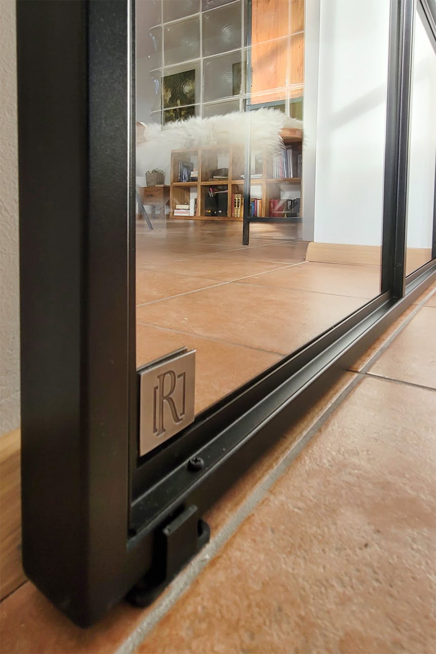 Glasschiebetür in einem Metallrahmen