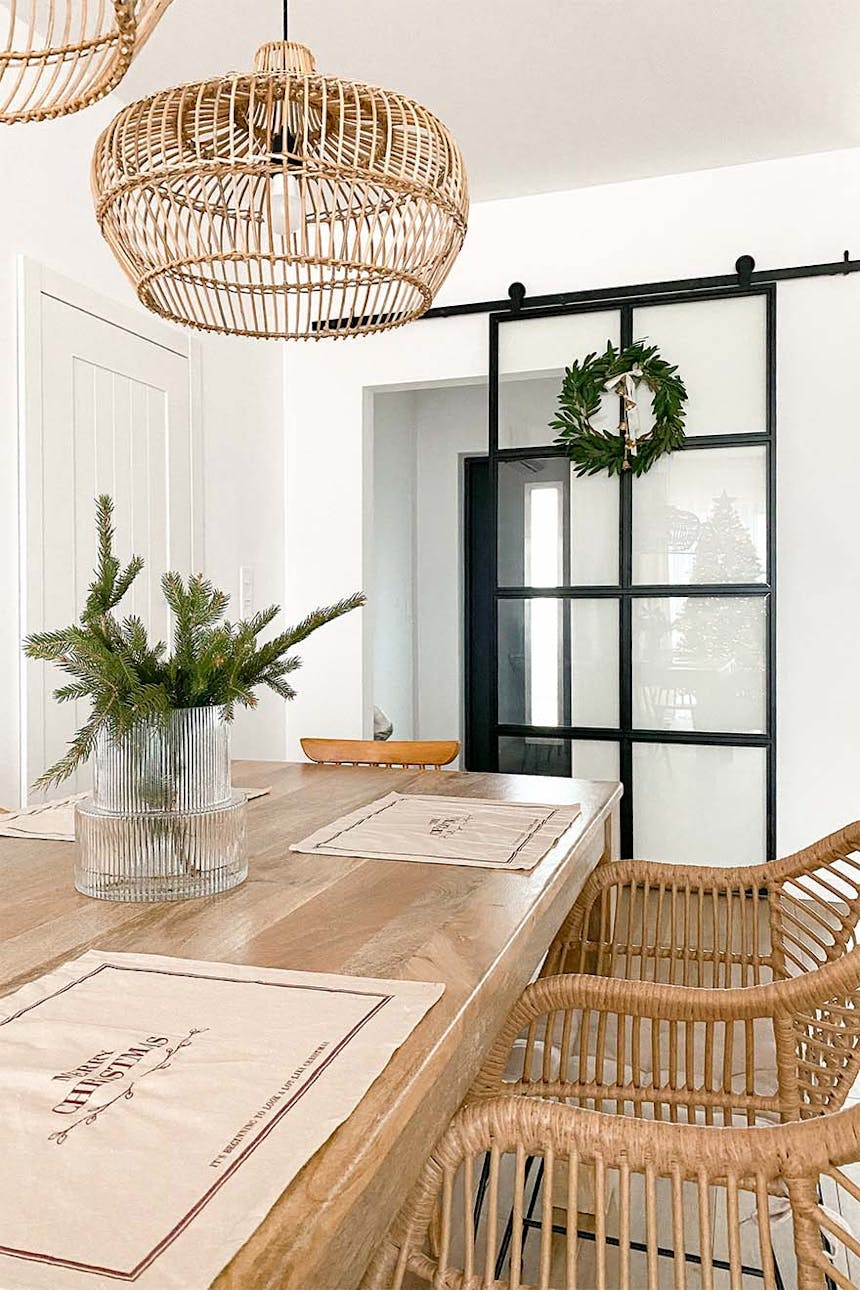 fragment jadalni z dużym stołem drewnianym oraz szklanymi drzwiami przesuwnymi