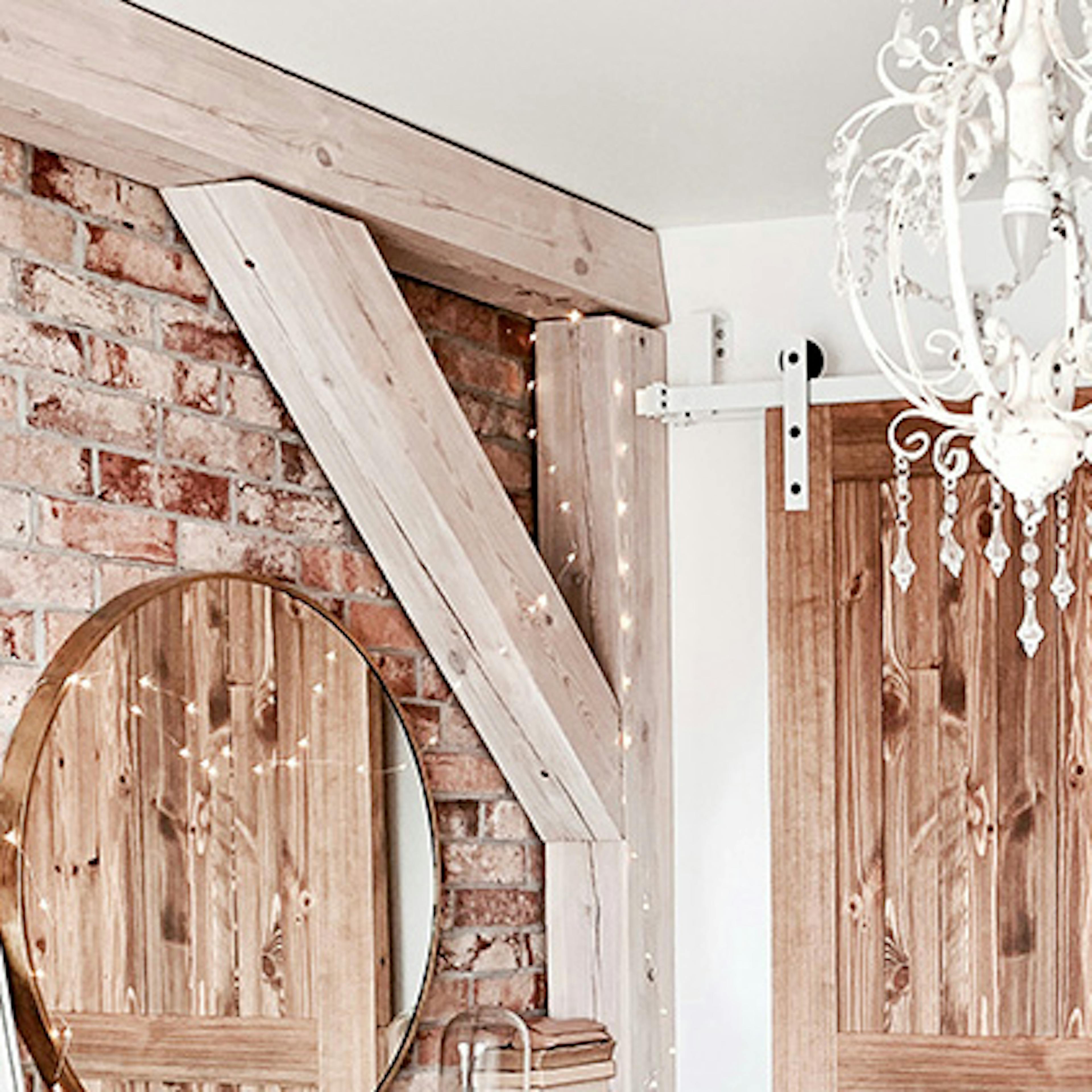 intérieur de chambre rustique avec une niche pour un lit bébé caché derrière une porte coulissante