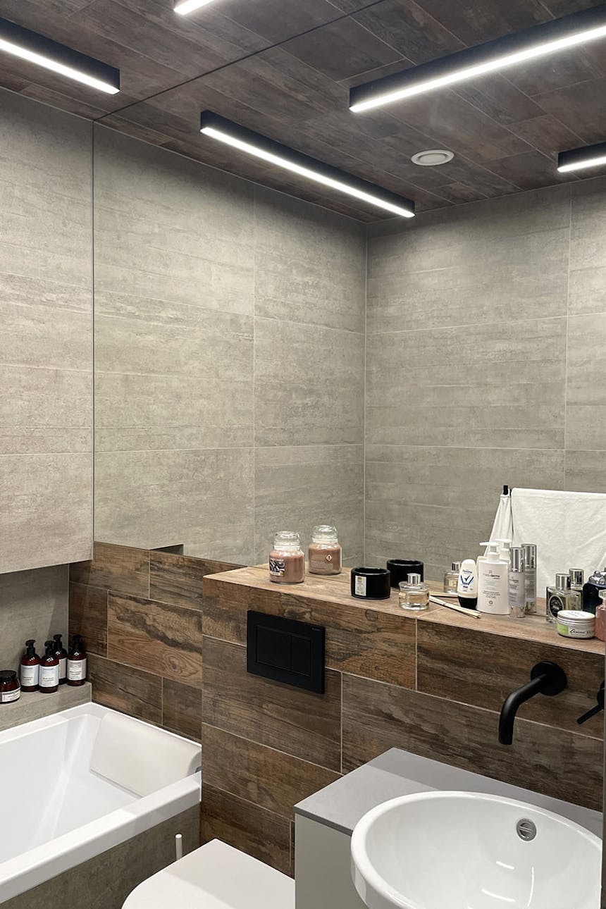 Wand mit Spiegel in einem modernen Badezimmer, Badezimmer in graubraunen Farben