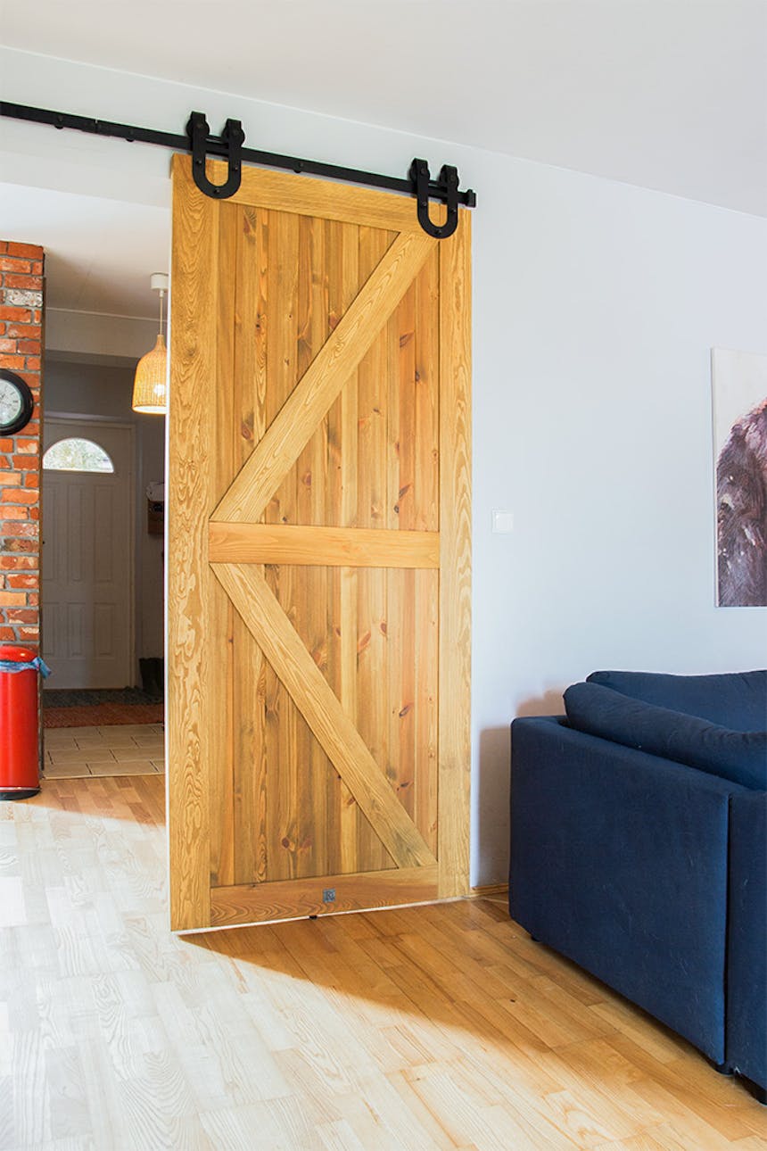 rustikale Holztür, Schiebetür aus gebürstetem Holz, barn door, Schiebetür mit einem Hufeisen