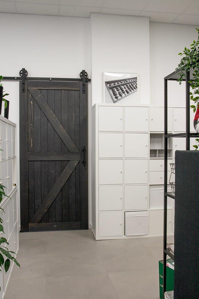 portes coulissantes en bois massif noir contre un mur blanc dans un agencement de bureau