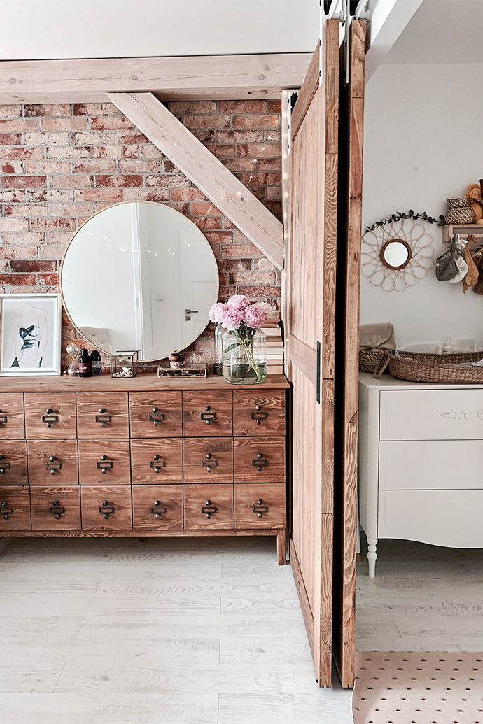 Rustikal Schlafzimmer, Holzschiebetüren, Bypass Schiebetüren, Bypass Wandhalterung für Schiebetüren, rustikaler Stil, moderner rustikaler Stil, rustikale Schlafzimmerkommode, Backsteinmauer im Schlafzimmer, Deckenbalken im Schlafzimmer