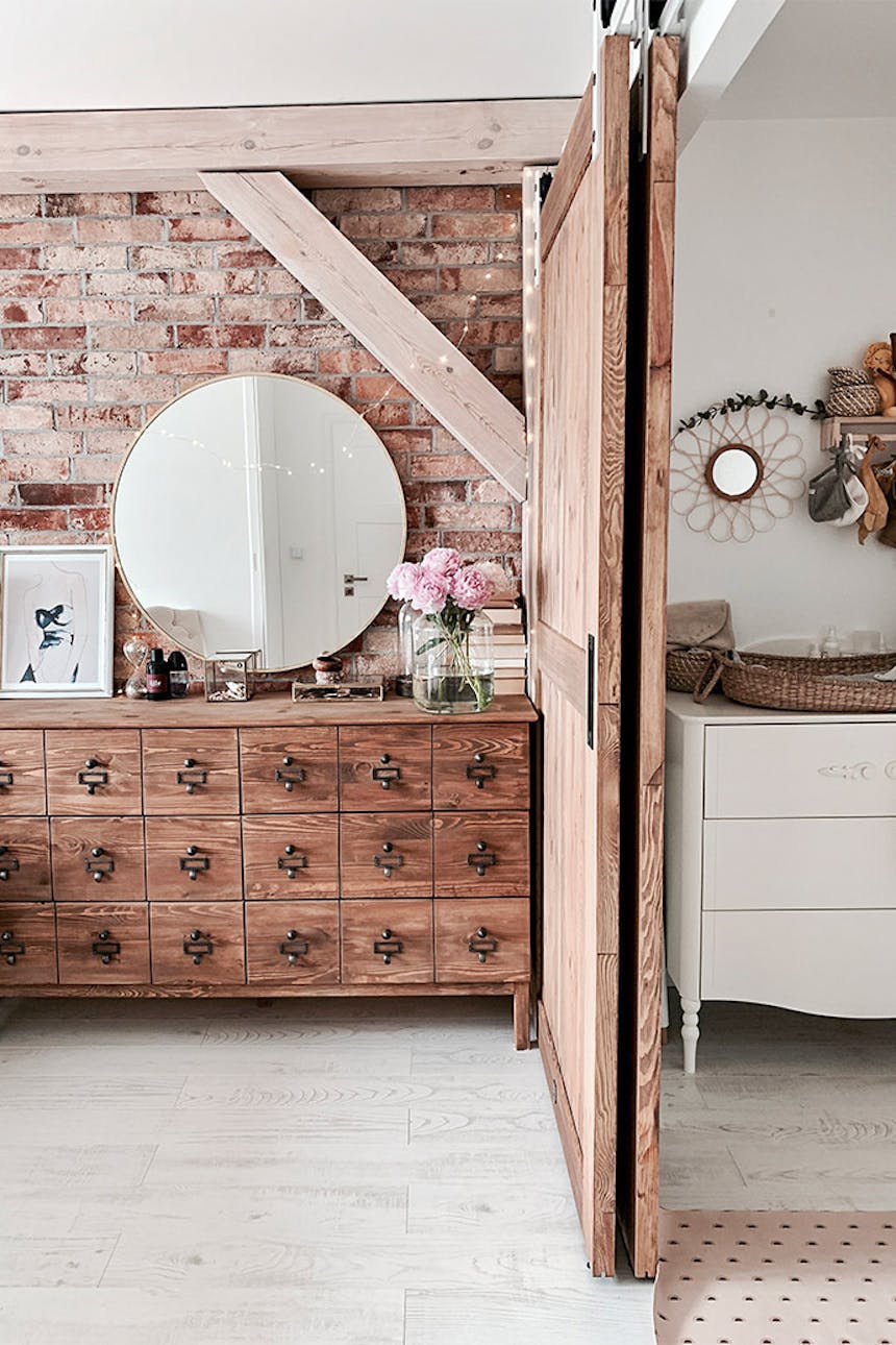 Rustikal Schlafzimmer, Holzschiebetüren, Bypass Schiebetüren, Bypass Wandhalterung für Schiebetüren, rustikaler Stil, moderner rustikaler Stil, rustikale Schlafzimmerkommode, Backsteinmauer im Schlafzimmer, Deckenbalken im Schlafzimmer