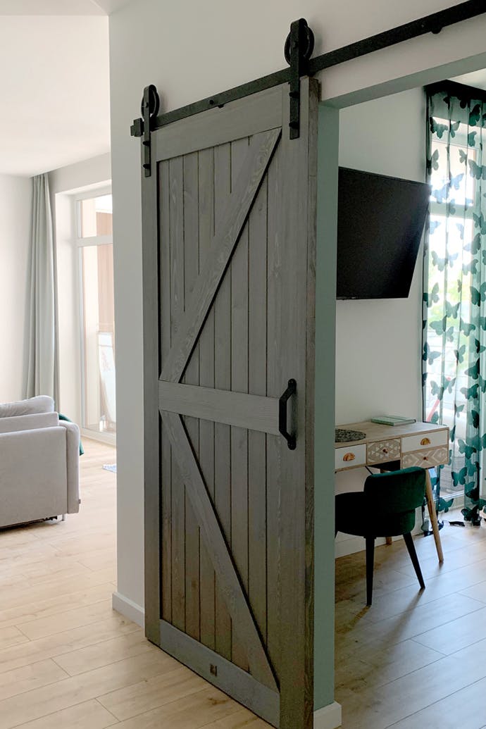 portes coulissantes en bois gris pour chambre