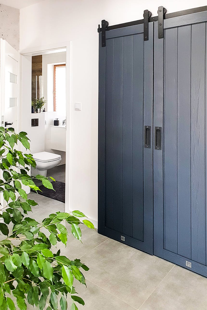 portes coulissantes anthracite fermant le vestibule dans une maison moderne