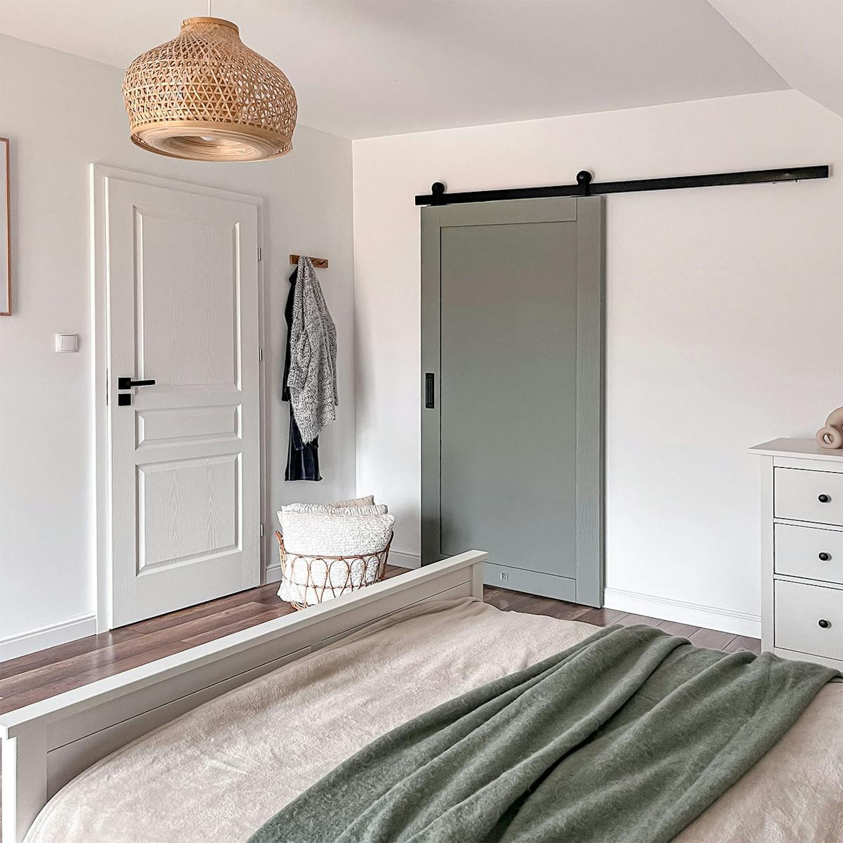 szare drzwi przesuwne do garderoby w sypialni