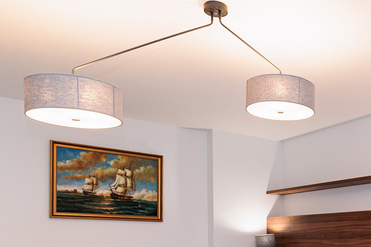 nowoczesne lampy wiszące w sypialni