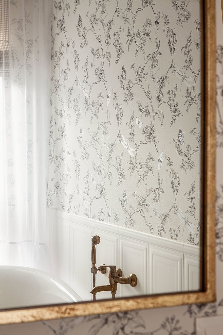wallpaper with a floral motif on the wall in the bathroom