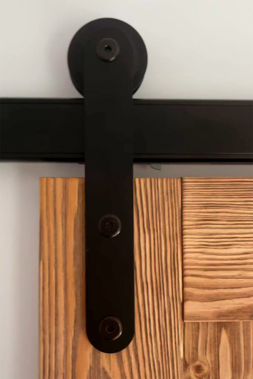 schwarzes Schiebesystem für Holztüren