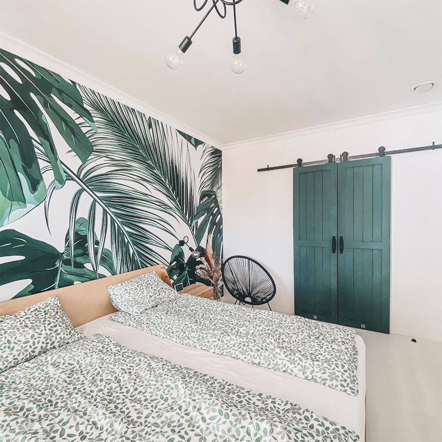 couleurs vertes dans une chambre avec une armoire derrière des portes coulissantes doubles